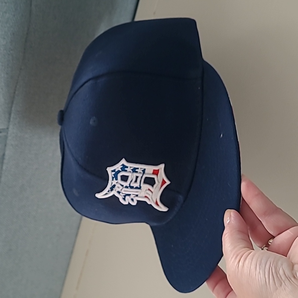Detroit Tigers Patriotic Snapback Ball Cap - Picture 2 of 8